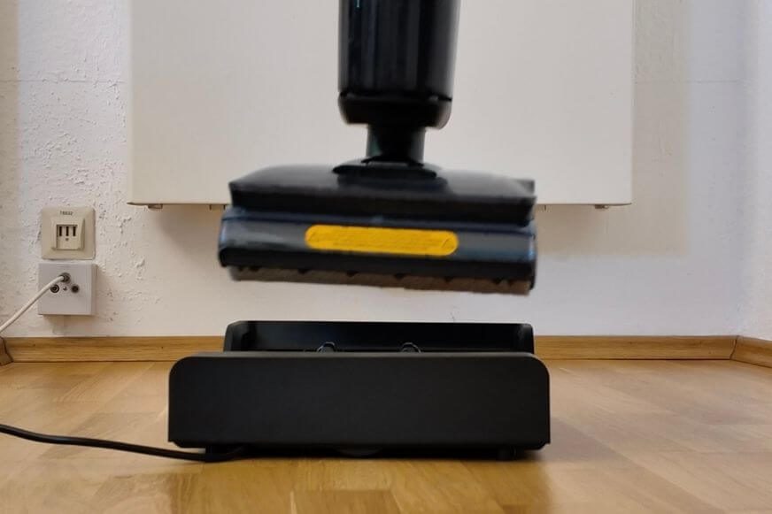 Der Tineco Floor One S7 Stretch Steam Plus steht in der Station und erledigt die automatische Selbstreinigung nach dem Wischvorgang.